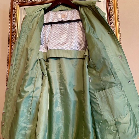 GALLERY LIKE NEW WATER REPELLENT RAINCOAT W DETACHABLE HOOD, DRY CLEANED. - Picture 3 of 17